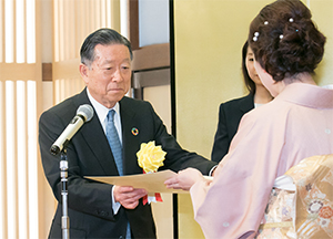 表彰状授与の様子