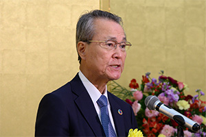 表彰式典で挨拶する筒井義信会長